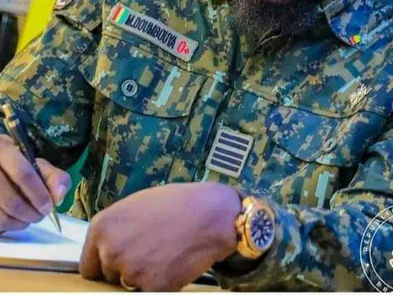 Ce militaire fait sauter les verrous pour être candidat