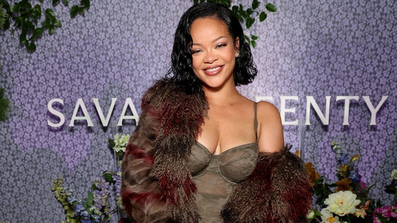 La chanteuse Rihanna visée par des tirs : une balle traverse...
