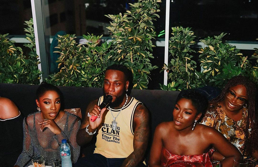 Burna boy en compagnie de ses sœurs @Instagram