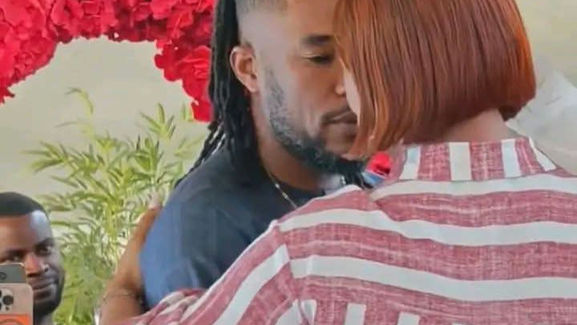 Demande en mariage: Serey Die fait pleurer Josey en plein aéroport (vidéo)
