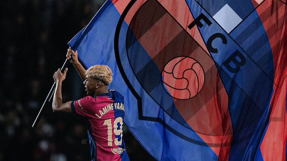 Lamine Yamal, brandissant le drapeau du Barça durant les festivités du triplé