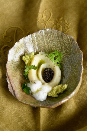 Mousseline de cerfeuil tubéreux au caviar d'Aquitaine