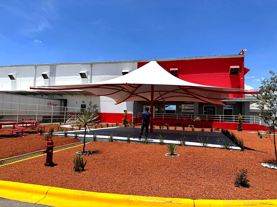 Velaria tipo Cónica para zona de cafetería.