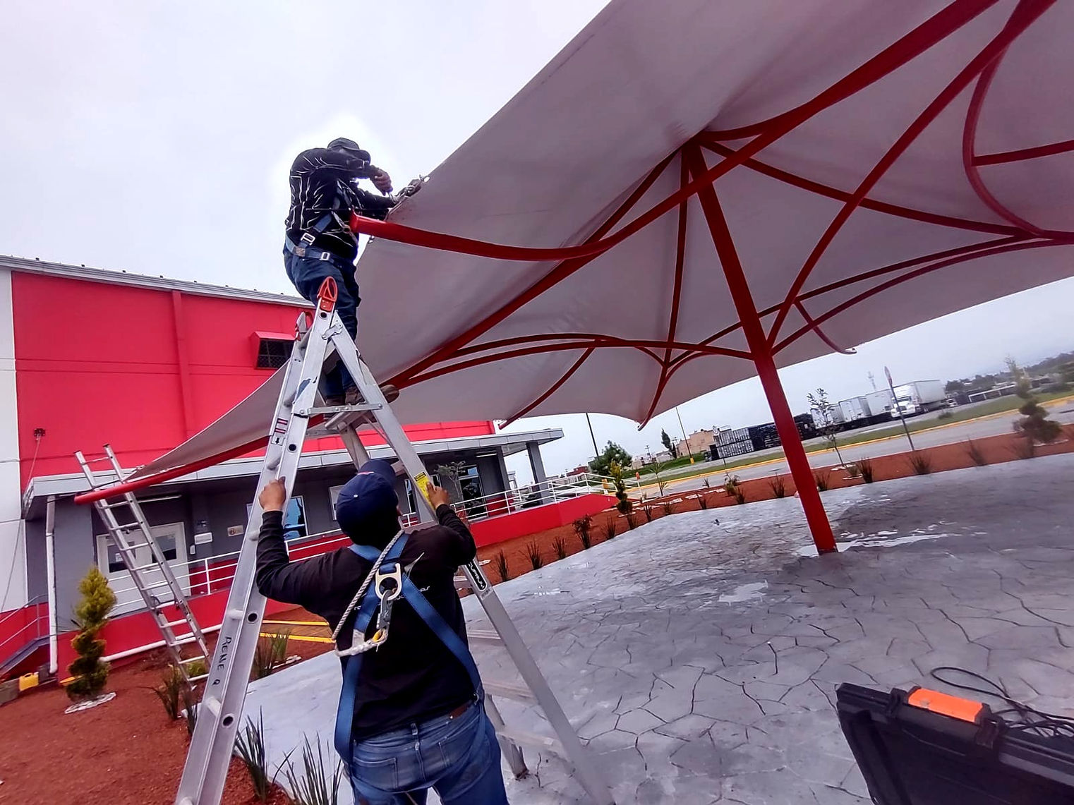 Velaria tipo Cónica para zona de cafetería.