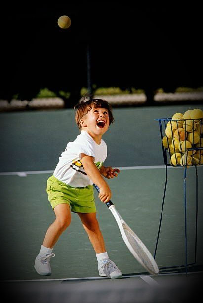 игрок на теннисном корте тренировка процесс