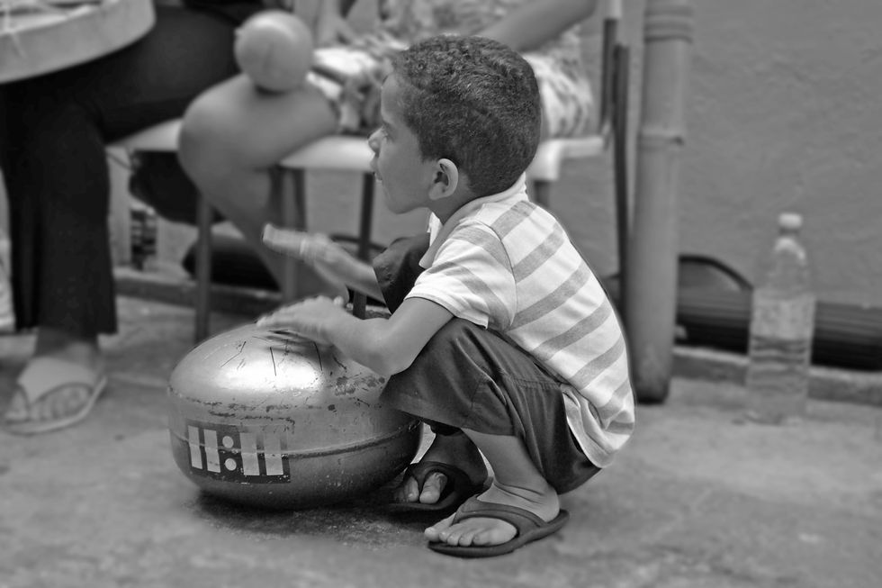 Criança aprendendo a tocar hang drum