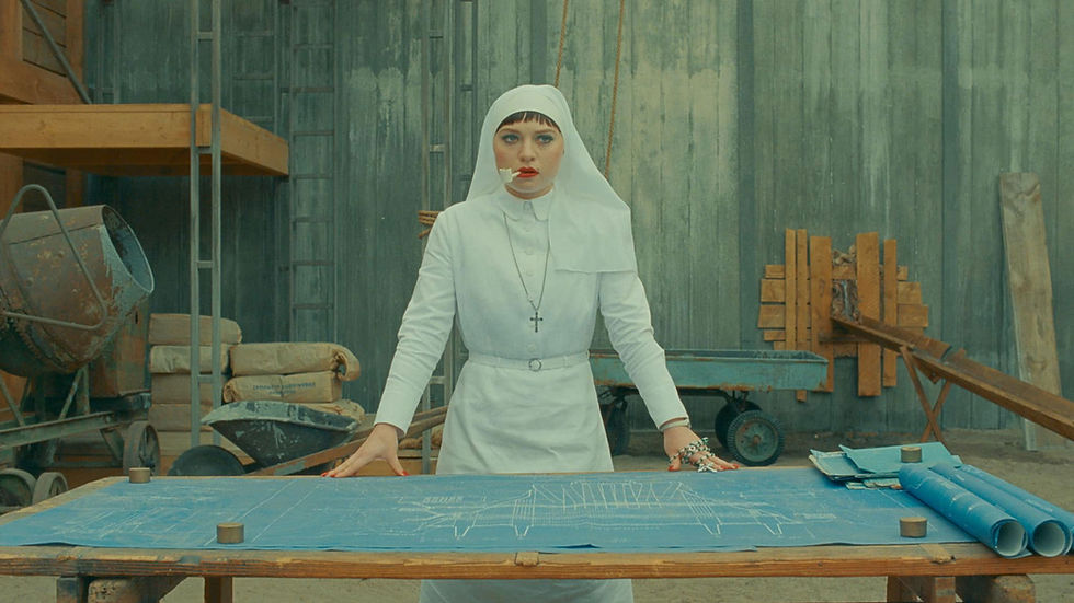 Liesl (Mia Threapleton) in una scena del film