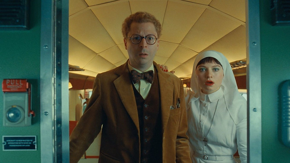 Un frame de La trama fenicia