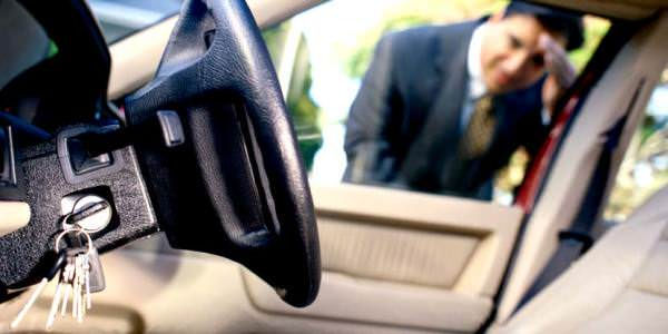 llaves dentro de auto