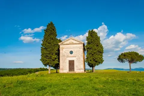 Chiesa rurale toscana, cipressi, cielo sereno