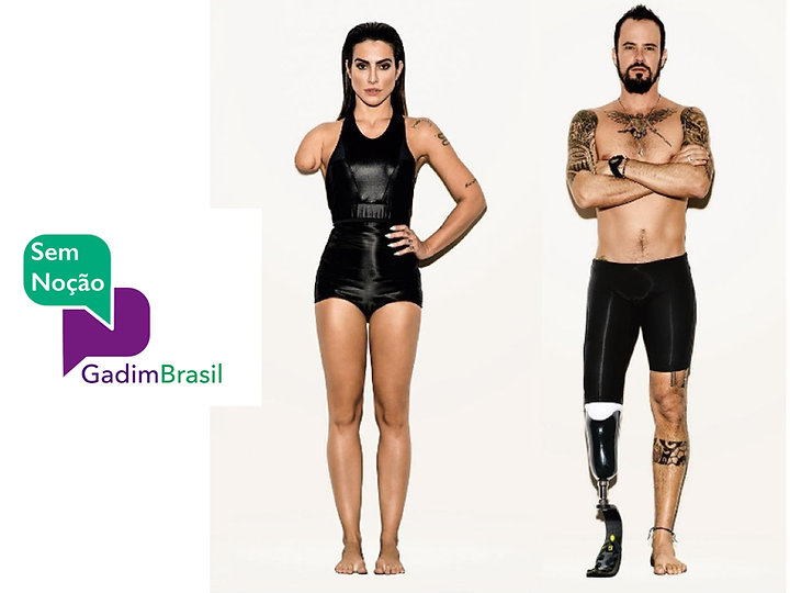 Logo Sem Noção Gadim Brasil. Atriz morena com macaquinho preto com braço amputado, ator moreno, de barba, com bermuda preta e protese na perna.