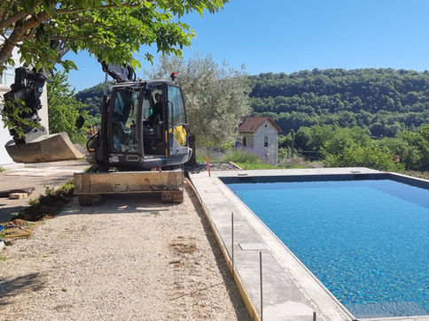 Terrassement VRD voirie réseau divers drainage assainissement enrochement modelage terrain soutenement aménagement exterieur cour parking accès chemin terrasses loisirs carriere equestre terrain de petanque maçonnerie bassin piscine