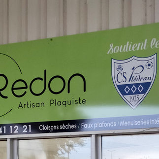 personnapanneau publicitaire lisé et sur mesure pour stade de foot