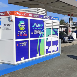 marquage adhésif sur guérite de station service