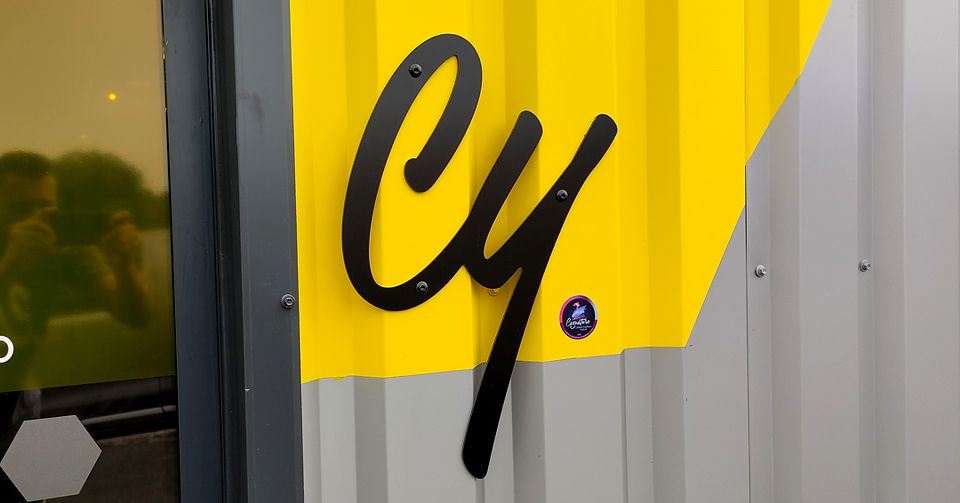 logo découpé à la forme, notre signature