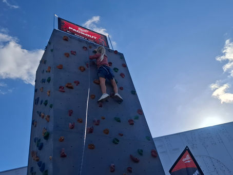 Un joven escalador en el rocódromo K2Evasion durante la quinta etapa del Milwaukee Challenge en DKTools en Veurne.