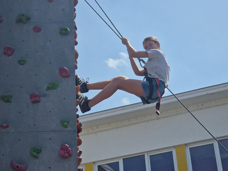 La descente d'une aventurière sur le mur d'escalade de K2Evasion lors du stage Kids Garden à Erquelinnes