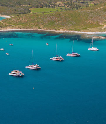 Flotte des maxi catamarans hybrides d'AMC Cape Grace au mouillage au Cap Taillat