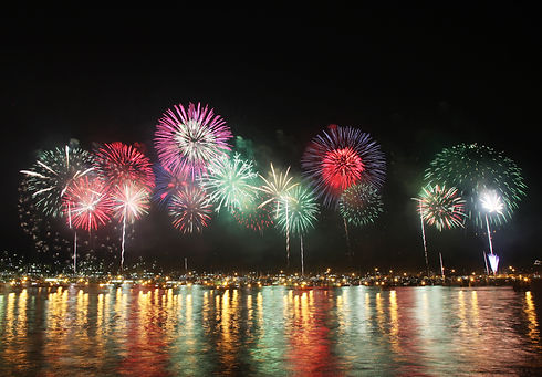 vue d'un feu d'artifice en mer