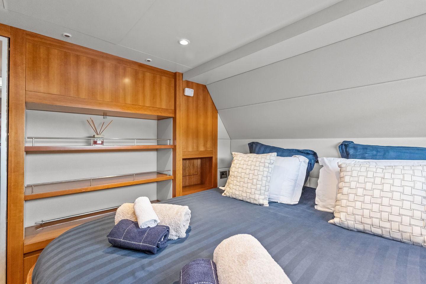 Cabine de luxe du catamaran Moby-Dick avec grand lit double, espaces de rangement et salle de bain privative