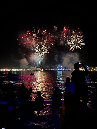 Superbe vue du feu d'artifice depuis le pont du catamaran en mer