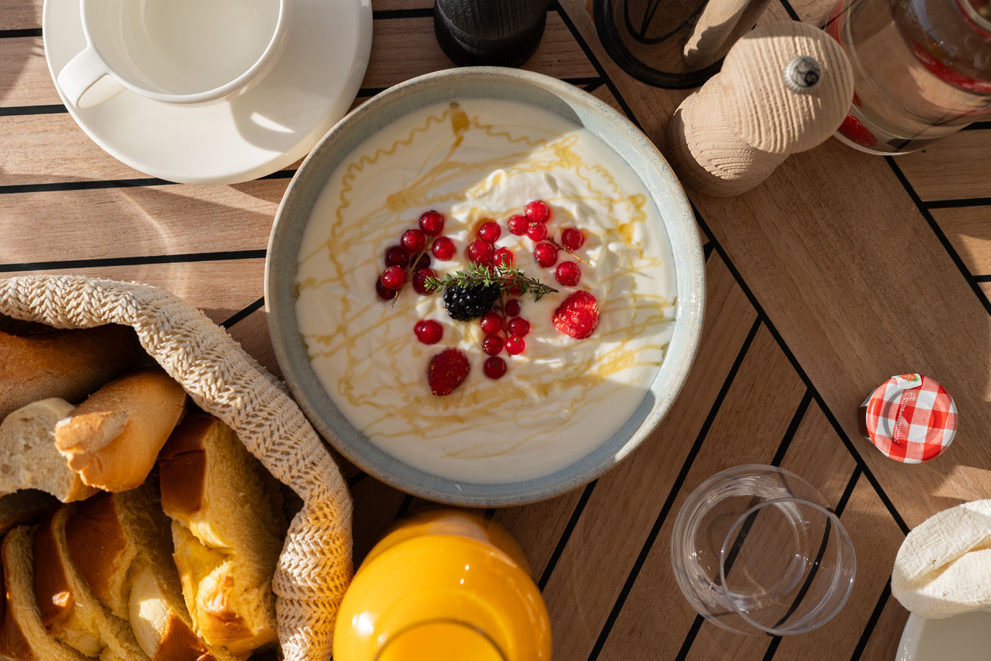 Produits frais, locaux et de saison servis pour le petit-déjeuner à bord du catamaran Moby-Dick