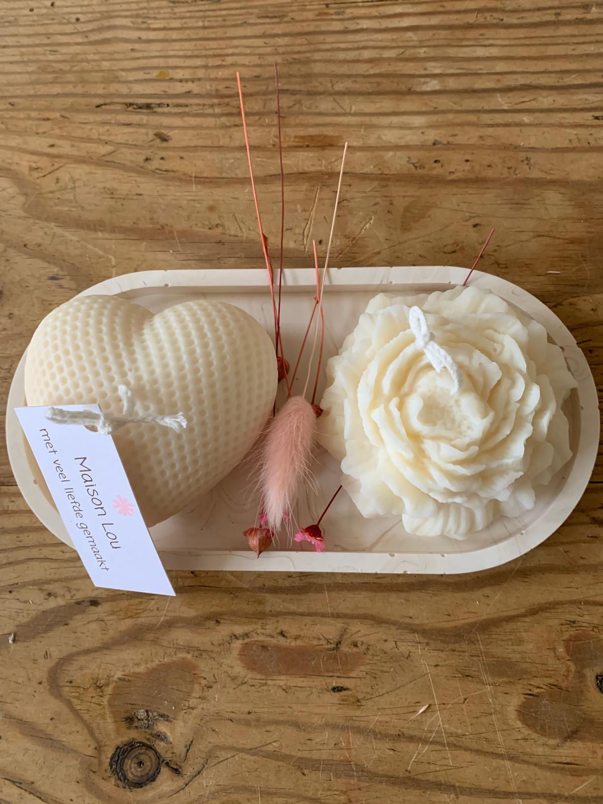 Set 2 kaarsen hartje bloemetje op schaal beige