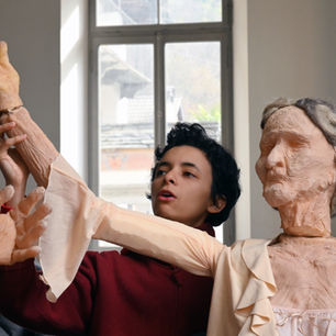 Dall’8 al 15 marzo 2026, gli studenti dell’Accademia Dimitri parteciperanno a un workshop dedicato al puppet and object theatre presso il prestigioso Theatre Drak, nella Repubblica Ceca.Durante questa settimana di lavoro intensivo, gli studenti avranno l’opportunità di approfondire le tecniche del teatro di figura e del teatro d’oggetti attraverso un percorso pratico e creativo. Il workshop si concentrerà sull’esplorazione di oggetti, materiali, corpo e spazio come strumenti espressivi, permettendo ai partecipanti di sviluppare nuove modalità di creazione.