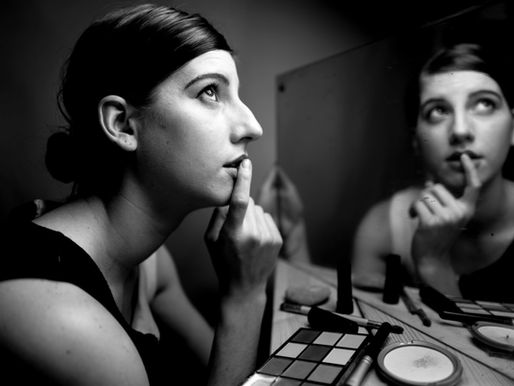 As part of our programme, we are delighted to present a production that combines historical research, contemporary creation and a powerful physical language. Kateřina Vernerová, a student at DAMU, the Academy of Performing Arts in Prague, takes us on an evocative journey to discover Jarmila Horáková, a pioneering figure of the Czech theatrical avant-garde of the 1920s. An innovative actress deeply devoted to her art, Horáková helped redefine the boundaries of modern acting alongside director Jiří Frejka, during a period of great creative ferment. The performance unfolds as an intimate and poetic portrait: a woman torn between personal doubts and an absolute devotion to the theatre. Drawing on the principles of physical theatre and pantomime, the production places the body and movement at its heart, crafting a theatrical language composed of gestures, visual imagery, words and music. The result is a sensory narrative that invites the audience to enter the artist’s inner world.