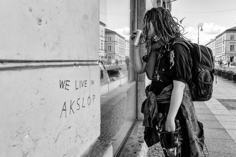 we live in Akslop.jpg