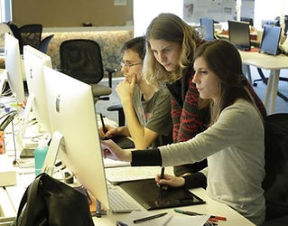 jovenes-trabajando-unas-oficinas-barcelo