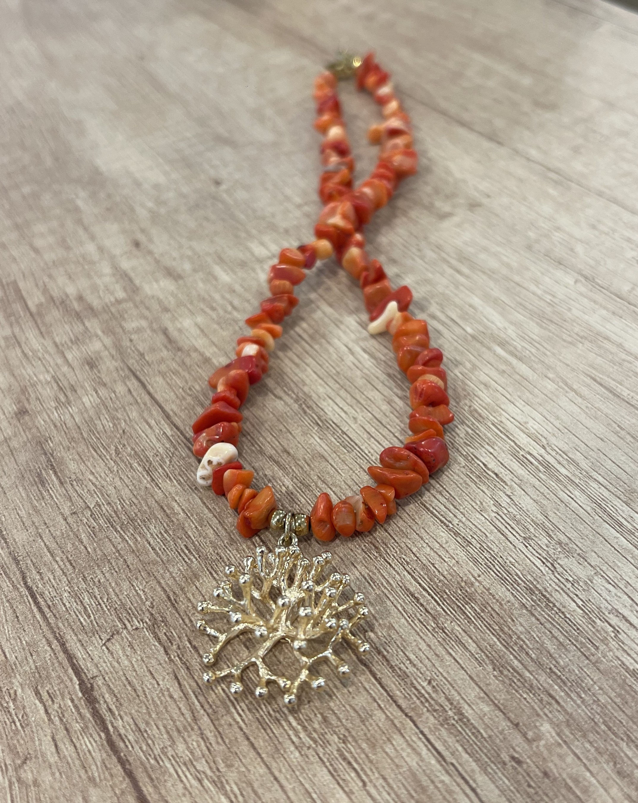 Collar en coral anaranjado con dije de coral