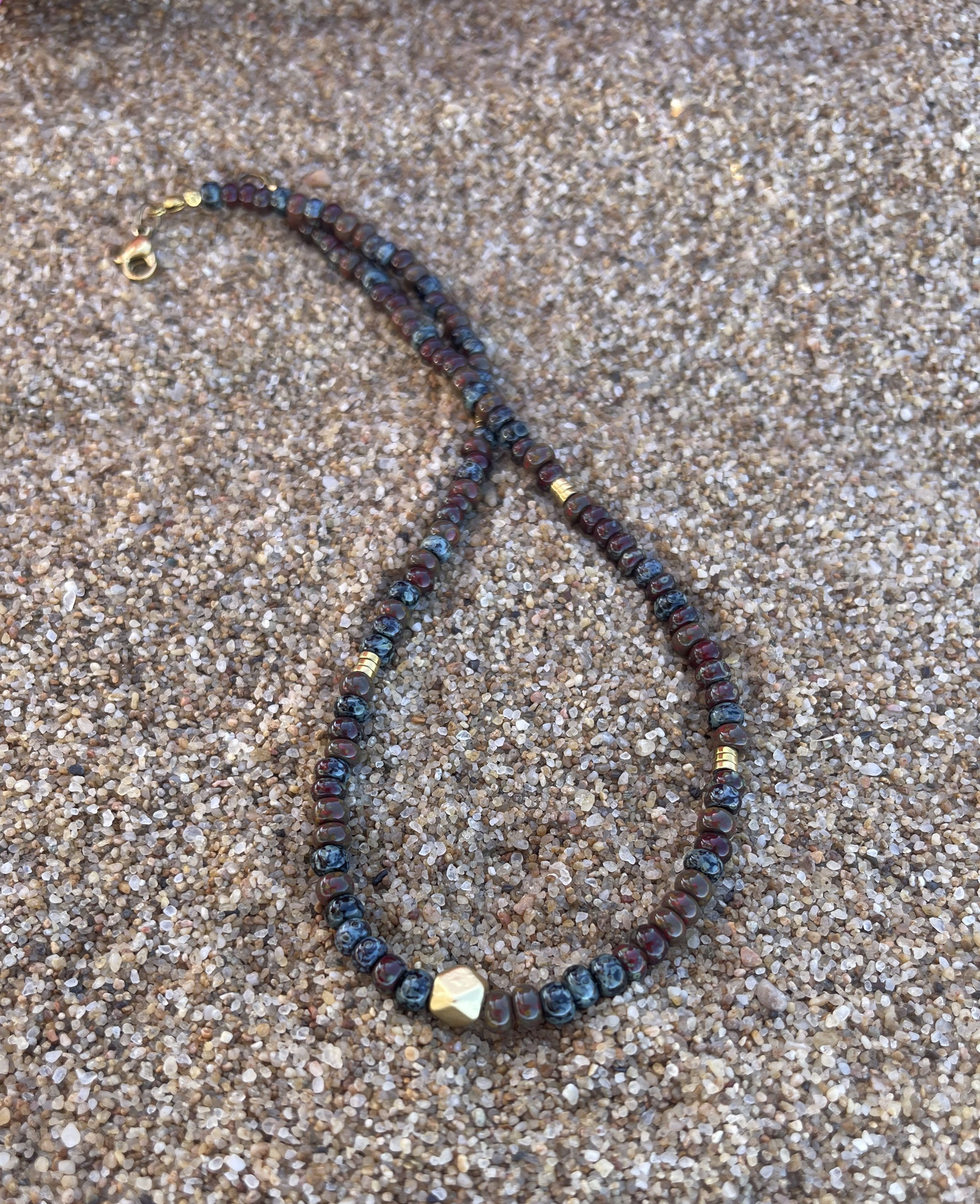 Collar en cristal checo con detalles de hematite y separador en baño de oro