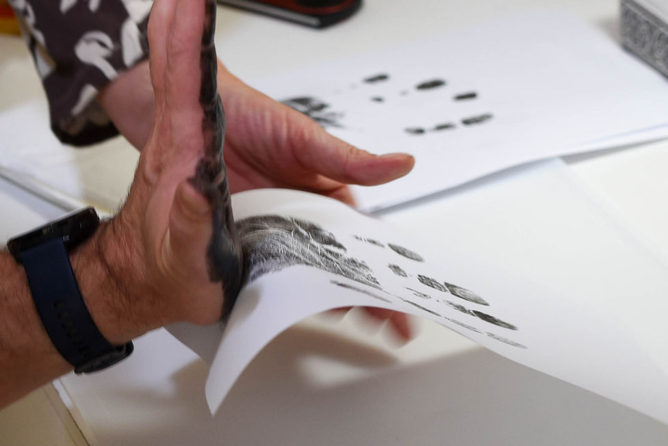 Heidi Matter macht einen Abdruck einer Hand für die Analyse.