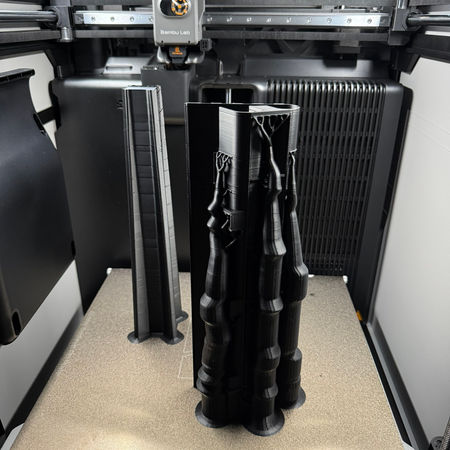 pièce en fin d'impression 3D sur le plateau de l'imprimante