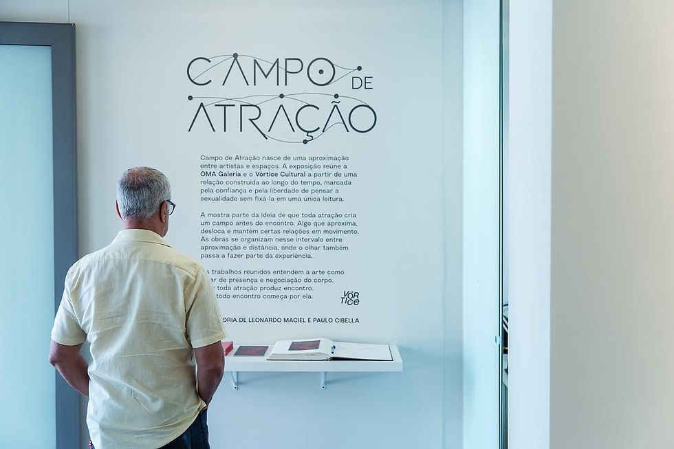 Registro da abertura da exposição coletiva Campo de Atração.Marcada pela confiança e pela