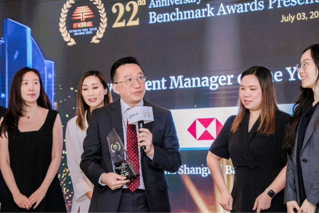 Mr. Tak Fong Lo, Managing Director of HSBC Pension, and his team (1).jpg