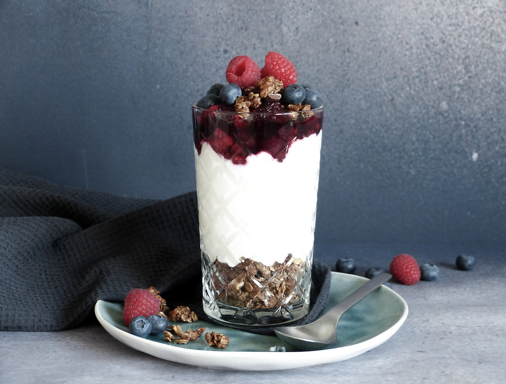 BEERENMASCARPONEDESSERT IM GLAS MIT GRANOLA