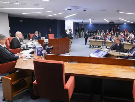 STF Interroga Jair Bolsonaro sobre Suposta Trama Golpista; Análise de Colunistas