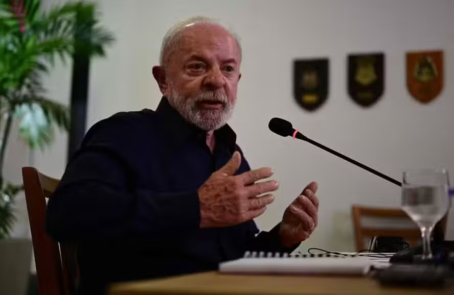 Lula fala com jornalistas estrangeiros em Belém, onde está para a COP30 — Foto: PABLO PORCIUNCULA / AFP