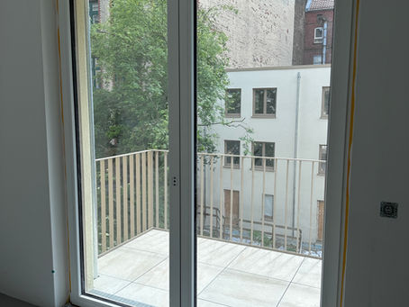 Projekt-Update: Balkonböden & Türenmontage in vollem Gange!