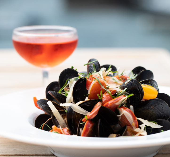 Mussels with tomatoes and a glass of rosé
