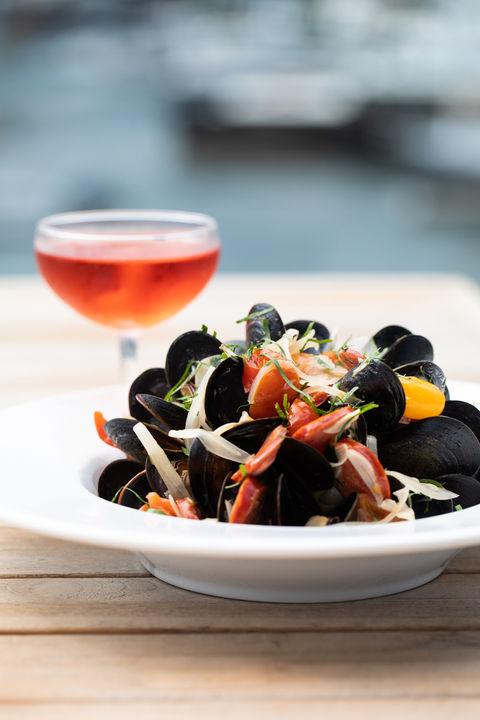 Mussels with tomatoes and a glass of rosé