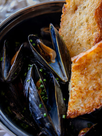 Steamed mussels with chives and crusty bread