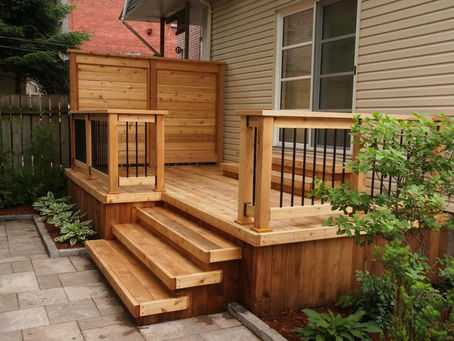 Balcons en bois : charme naturel et entretien nécessaire