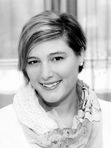 SchwarzWeißFoto von Ergotherapeutin Susanne Manke - Schlafmann, Inhaberin der Praxis für Ergotherapie für Lernschwäche, Kinderheilkunde, Kinderyoga, Kiinderkurs und Kindergruppen, Psychomotorik, sensorische Intergration, Orthopädie, Neurologie ,auch für Erwachsene, in Mußbach bei Neustadt an der Weinstraße