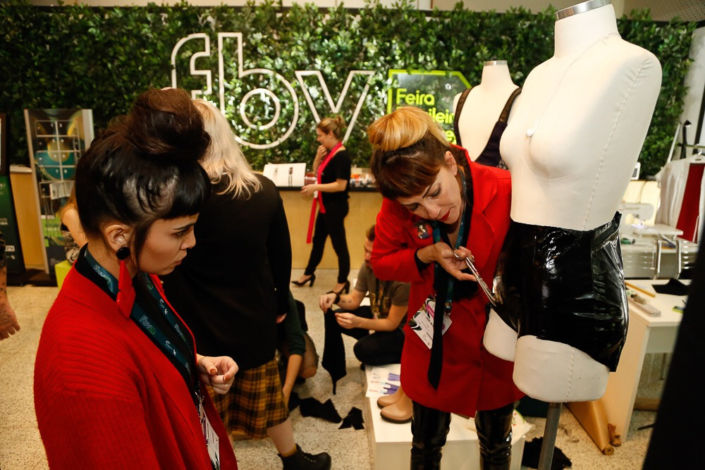 Estudantes de moda na Feira Brasileira do Varejo de Porto Alegre