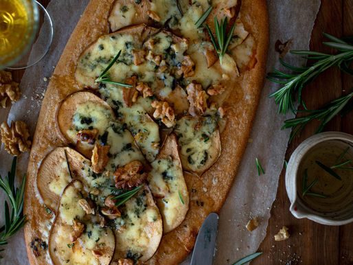 Flammekueche au roquefort et poire - Végétarien