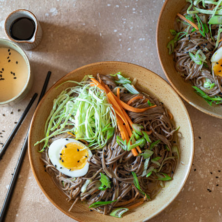 Nouilles soba sautées aux légumes et sauce au sésame