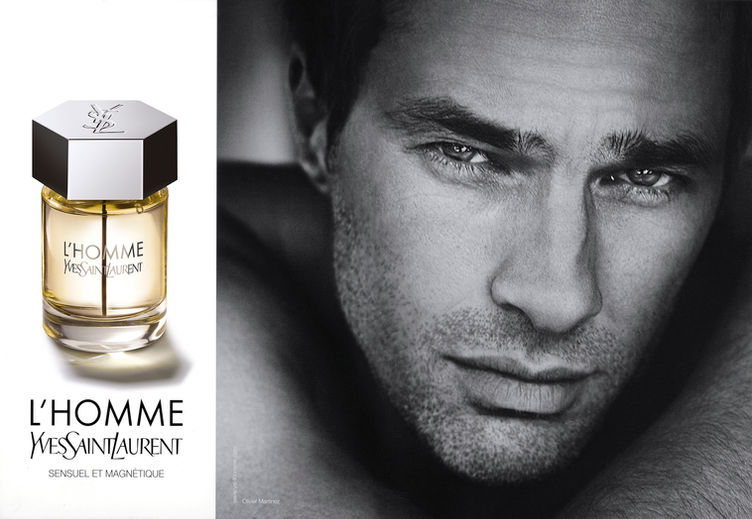 Retouche photo parfum pour la campagne publicitaire Yves Saint Laurent L’Homme par Cosmetics-Pictures à Paris. Expertise ciblée sur la retouche photo packshot luxe du flacon (verre, jus et bouchon acier), intégrée sur un visuel print avec mannequin. Focus sur la précision des reflets et de la transparence du produit.